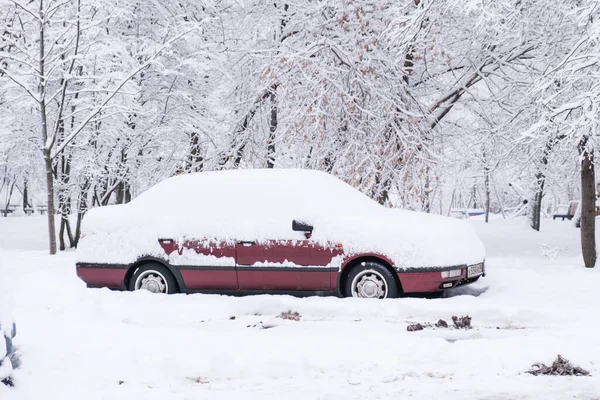 Viejo Coche Volkswagen Está Lleno Nieve Fresca Coche Oxidado Que — Foto de Stock