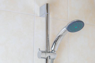 Metal duş rayı ve duş başlığı. Banyo düzenlemesi. İç detaylar. Ev için modern tesisat malzemeleri..