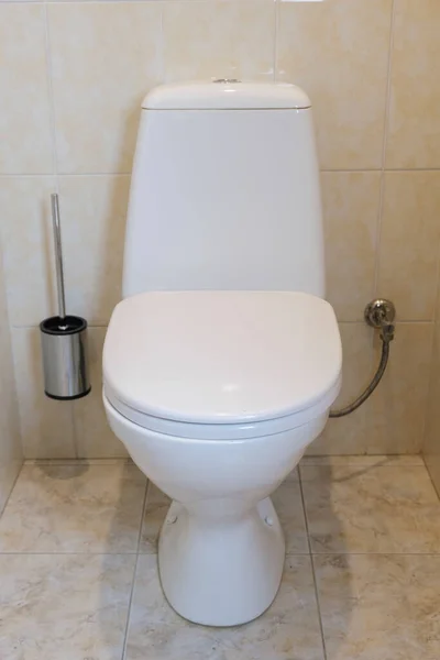 Wit Toilet Met Deksel Naar Beneden Stortbak Wasruimte Schoon Toilet — Stockfoto