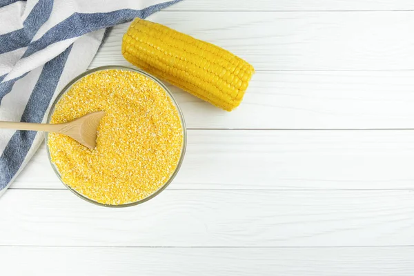 Kukoricadarát Egy Üvegtálban Egy Fakanállal Főtt Kukoricával Egy Teadarabbal Könnyű — Stock Fotó