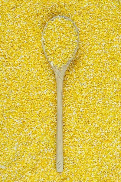 Houten Lepel Maïsgrutten Maïsproducten Glutenvrij Voedsel Zicht Van Bovenaf Verticaal — Stockfoto