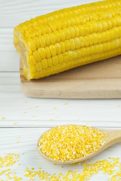 Kanál Kukoricadarabbal Egy Fadarabbal Kukoricatermékek Gluténmentes Ételek Függőleges Kép — Stock Fotó