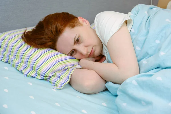 Frau Versucht Einzuschlafen Und Kann Aufgrund Von Kopfschmerzen Stress Und Stockbild