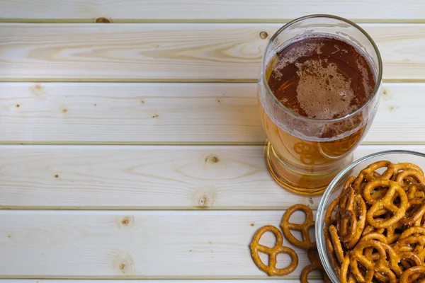 Bir Bardak Bira Tuzlu Mini Krakerler Ahşap Bir Masanın Üstünde — Stok fotoğraf