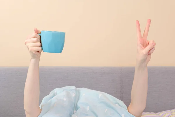 女性的手与一杯咖啡 并表现出胜利的手势 早上给咖啡打气的隐喻 缺乏睡眠后对能量的需求 — 图库照片
