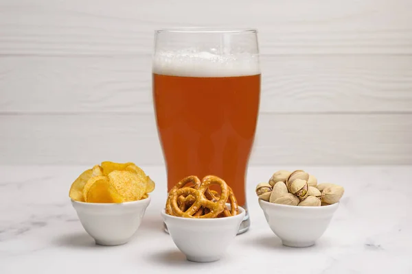 Bira Için Popüler Aperatifin Olduğu Bir Bardak Bira Küçük Kaseler — Stok fotoğraf
