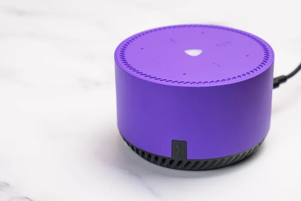 Akıllı hoparlör Yandex istasyonu fuşya rengi. Mini Taşınabilir Bluetooth kablosuz ses hoparlörü asistanı. Moskova, Rusya - 02.01.2022