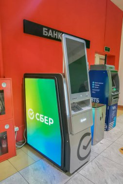 Rusya 'nın en popüler perakende bankasının modern teknoloji ATM' si, Sberbank. Bankacılık sektöründeki son teknolojiler. Dokunmatik ekranlı ATM. Moskova, Rusya - 02.22.2022