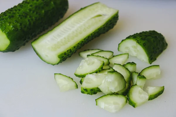 Pepinos Orgânicos Frescos Uma Tábua Corte Legumes Picados Para Salada — Fotografia de Stock