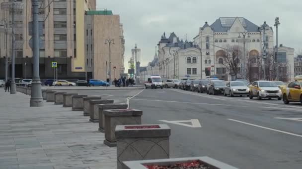 Egy Mentő Közlekedik Dugó Körül Egy Kijelölt Sávban Tömegközlekedéshez Moszkva — Stock videók