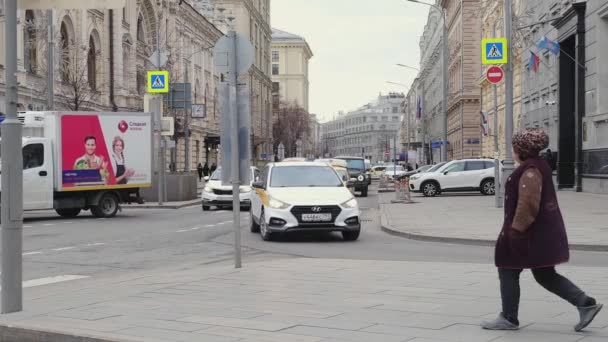 Mobil Berbelok Persimpangan Yang Diatur Jalan Satu Arah Moskow Rusia — Stok Video