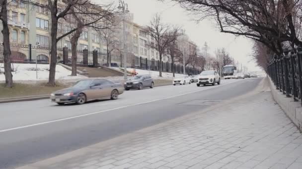 Stadens Motorväg Längs Vilken Stadstransporterna Rör Sig Bilar Bussar Taxi — Stockvideo