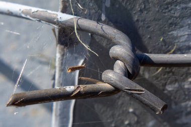 Demirden yapılmış yay. Metal dokular. Metal düğüm