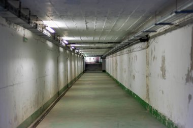 Otoyolda aydınlatmalı yaya geçidi tüneli..