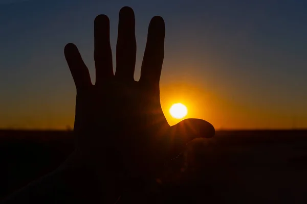 Силуэт Руки Закатом Солнца Между Пальцами — стоковое фото