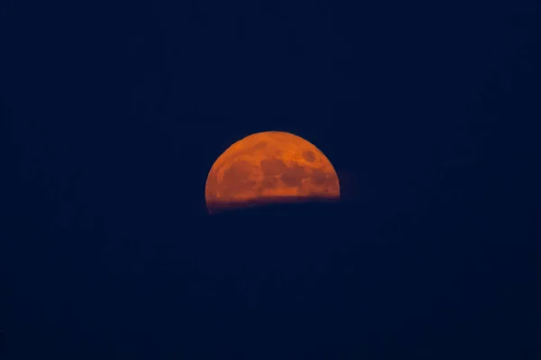Rød Måne Blå Himmel Lunar Satellit Blå Himmel Landskab Med - Stock-foto