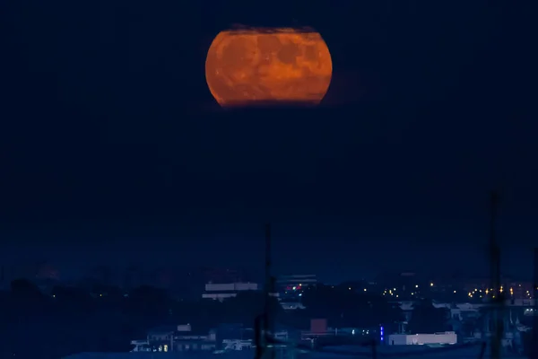 Lua Vermelha Sobre Céu Azul Satélite Lunar Paisagem Céu Azul — Fotografia de Stock