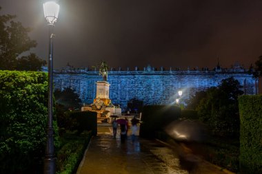 Madrid, İspanya - 29 Ekim 2021: MadridLuz festival ışıkları ve Noel geceleri başkent sokaklarını dekore eder. Arka plan fotoğrafları.