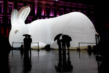 Madrid, İspanya - 29 Ekim 2021: MadridLuz festival ışıkları ve Noel geceleri başkent sokaklarını dekore eder. Arka plan fotoğrafları.