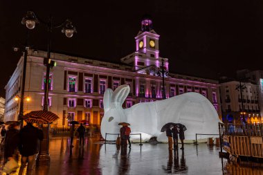 Madrid, İspanya - 29 Ekim 2021: MadridLuz festival ışıkları ve Noel geceleri başkent sokaklarını dekore eder. Arka plan fotoğrafları.