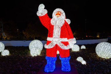 Madrid, İspanya - 19 Kasım 2021: Torrejon de Ardoz şehri Noel 'i sokaklarını ışık ve Noel süslemeleriyle aydınlatarak kutluyor.