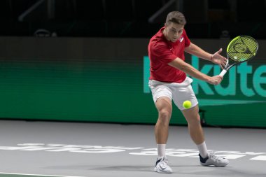 Madrid, İspanya - 1 Aralık 2021: Sırbistan ve Kazakistan ülkeleri arasında Madrid 'deki Casa de Campo Fuarı' nda düzenlenen Davis Kupası müsabakası. Miomir Kekvanoviç Davis Kupası 'nda Sırbistan ile yarışıyor