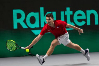 Madrid, İspanya - 1 Aralık 2021: Sırbistan ve Kazakistan ülkeleri arasında Madrid 'deki Casa de Campo Fuarı' nda düzenlenen Davis Kupası müsabakası. Miomir Kekvanoviç Davis Kupası 'nda Sırbistan ile yarışıyor