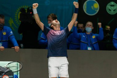 Madrid, İspanya - 1 Aralık 2021: Sırbistan ve Kazakistan ülkeleri arasında Madrid 'deki Casa de Campo Fuarı' nda düzenlenen Davis Kupası müsabakası. Mikhail Kuskushkin, Davis Kupası 'nda Kazakistan ile yarışıyor.