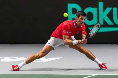 Madrid, İspanya - 1 Aralık 2021: Sırbistan ve Kazakistan ülkeleri arasında Madrid 'deki Casa de Campo Fuarı' nda düzenlenen Davis Kupası müsabakası. Novak Cokoviç Davis Kupası 'nda Sırbistan ile yarışıyor