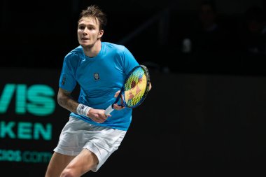 Madrid, İspanya - 1 Aralık 2021: Madrid 'deki Casa de Campo Panayırı' nda Servia ve Kazakistan ülkeleri arasındaki Davis Kupası yarışması. Aleksandr Bublik, Davis Kupası 'nda Kazakistan ile yarışıyor.