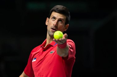 Madrid, İspanya - 1 Aralık 2021: Sırbistan ve Kazakistan ülkeleri arasında Madrid 'deki Casa de Campo Fuarı' nda düzenlenen Davis Kupası müsabakası. Novak Cokoviç Davis Kupası 'nda Sırbistan ile yarışıyor