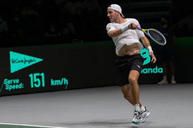 Madrid, İspanya - 1 Aralık 2021: Madrid 'deki Casa de Campo Panayırı' nda Almanya ile Rusya arasındaki Davis Kupası yarışması. Jan-Lennard Struff Davis Kupası 'nda Rusya ile yarışıyor