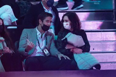 Madrid, İspanya - 4 Aralık 2021: Madrid Topluluğu Başkanı Isabel Diaz Ayuso, Madrid 'de oynanan Davis Kupası yarı finallerine tenisçi Fernando Verdasco eşliğinde katıldı.
