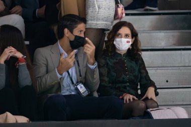 Madrid, İspanya - 4 Aralık 2021: Madrid Topluluğu Başkanı Isabel Diaz Ayuso, Madrid 'de oynanan Davis Kupası yarı finallerine tenisçi Fernando Verdasco eşliğinde katıldı.