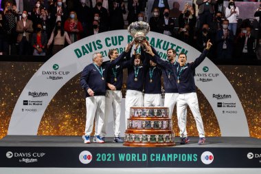 Madrid, İspanya - 5 Aralık 2021: Rus takımı Madrid 'de Davis Kupası şampiyonluğunu kazandı. Şampiyon takım kupayı tenis kortunda kaldırıyor.
