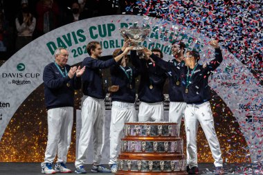 Madrid, İspanya - 5 Aralık 2021: Rus takımı Madrid 'de Davis Kupası şampiyonluğunu kazandı. Şampiyon takım kupayı tenis kortunda kaldırıyor.