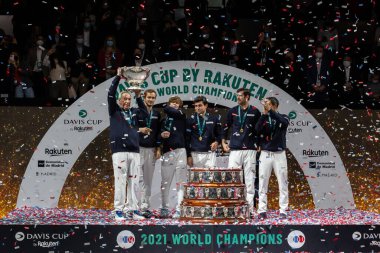 Madrid, İspanya - 5 Aralık 2021: Rus takımı Madrid 'de Davis Kupası şampiyonluğunu kazandı. Şampiyon takım kupayı tenis kortunda kaldırıyor.