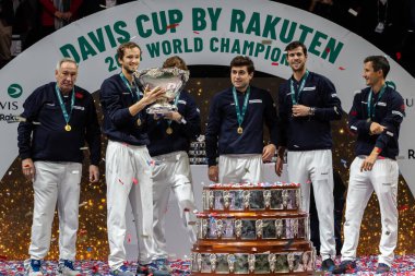 Madrid, İspanya - 5 Aralık 2021: Rus takımı Madrid 'de Davis Kupası şampiyonluğunu kazandı. Şampiyon takım kupayı tenis kortunda kaldırıyor.