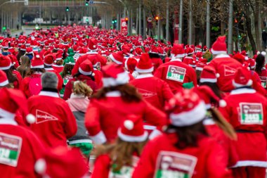 Madrid, İspanya - 19 Aralık 2021 Binlerce Noel Baba Madrid sokaklarında dolaşıyor. Noel Baba kostümüyle popüler bir yarış. Noel kostümü