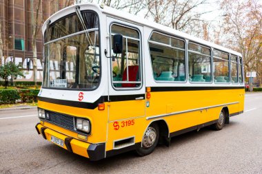 Madrid, İspanya - 19 Aralık 2021: Madrid Topluluğu 'nun taşımacılık şirketi EMT, 75. yıldönümünü Madrid sokaklarında sergilenerek kutladı..