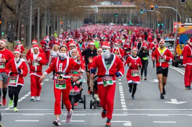 Madrid, İspanya - 19 Aralık 2021 Binlerce Noel Baba Madrid sokaklarında dolaşıyor. Noel Baba kostümüyle popüler bir yarış. Noel kostümü