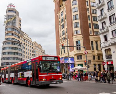 Madrid, İspanya - 19 Aralık 2021: Madrid Topluluğu 'nun taşımacılık şirketi EMT, 75. yıldönümünü Madrid sokaklarında sergilenerek kutladı..