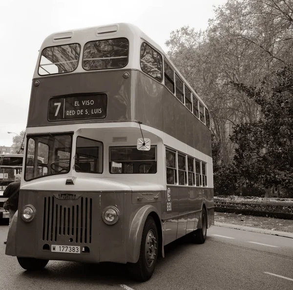 Madrid, İspanya - 19 Aralık 2021: Madrid Topluluğu 'nun taşımacılık şirketi EMT, 75. yıldönümünü Madrid sokaklarında sergilenerek kutladı..