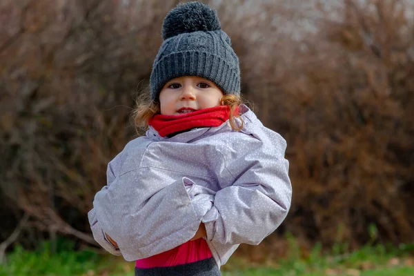 Little Girl Woolen Hat Red Scarf Playing Field Little Girl — Stockfoto
