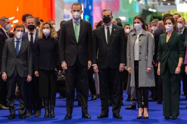 Madrid, İspanya - 19 Ocak 2022: İspanya Kralı ve Kraliçesi, Don Felipe ve Doa Leticia, Dominik Cumhuriyeti Cumhurbaşkanı Luis Rodolfo Abinader ile birlikte FITUR 'nun açılışını gerçekleştirdiler. Uluslararası Turizm Fuarı