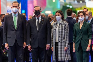 Madrid, İspanya - 19 Ocak 2022: İspanya Kralı ve Kraliçesi, Don Felipe ve Doa Leticia, Dominik Cumhuriyeti Cumhurbaşkanı Luis Rodolfo Abinader ile birlikte FITUR 'nun açılışını gerçekleştirdiler. Uluslararası Turizm Fuarı
