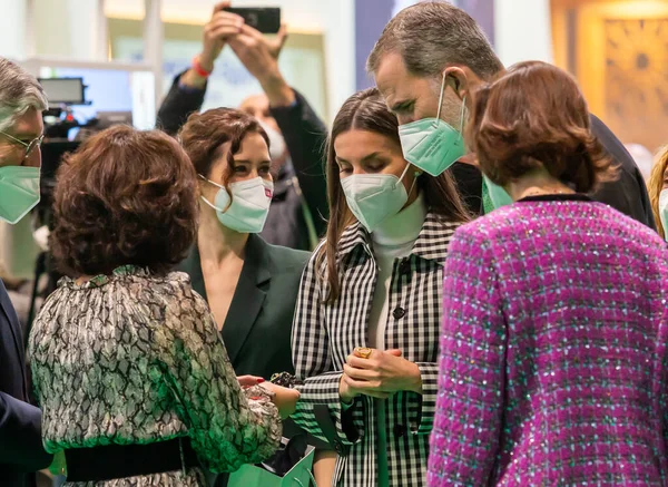Madrid, İspanya - 19 Ocak 2022 İspanya Kralı ve Kraliçesi, Don Felipe ve Doa Leticia FITUR ziyareti sırasında katılımcılardan bir hediye aldılar. Uluslararası Turizm Fuarı