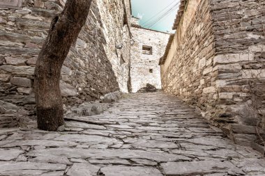 16. yüzyıl köyü, kaldırımlı sokakları ve tahtadan yapılmış evleri var. Siyah mimari. Ördek yukarıdan geldi.