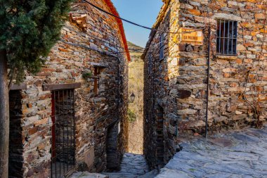16. yüzyıl köyü, kaldırımlı sokakları ve tahtadan yapılmış evleri var. Siyah mimari. Ördek yukarıdan geldi.