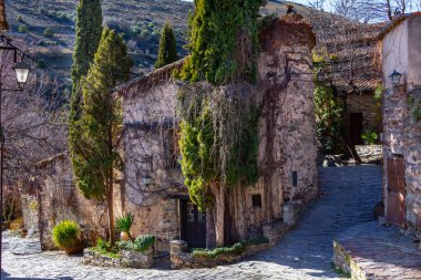 16. yüzyıl köyü, kaldırımlı sokakları ve tahtadan yapılmış evleri var. Siyah mimari. Ördek yukarıdan geldi.